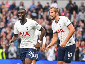 Tanguy Ndombele en Harry Kane in het shirt van Tottenham Hotspur