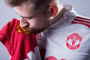 Man kust embleem op shirt van Manchester United